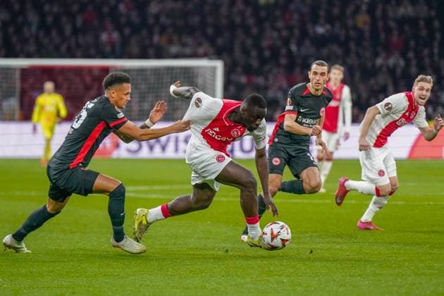 Fussball UEFA Europa League 2024 2025, Achtelfinale - Ajax Amsterdam vs. Eintracht Frankfurt - Johan Cruijff ArenA (Amsterdam, Niederlande): Brian Brobbey (Ajax Amsterdam, 9) am Ball, Tuta (Eintracht Frankfurt, 35) kann ihn nicht stoppen Copyright: xJOERANxSTEINSIEKx