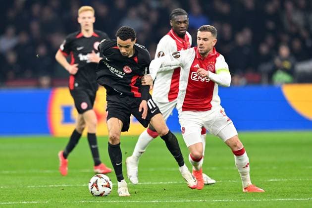 Amsterdam, Johan Cruijff Arena, 06.03.25, NLD, Herren, UEFA Europa League, Saison 2024-2025, Ajax Amsterdam - Eintracht Frankfurt Bild: v.li. im Zweikampf Hugo EKITIKE (Frankfurt) und Jordan HENDERSON (Ajax) UEFA regulations prohibit any use of photographs as image sequences and or quasi-video. Nordholland Niederlande