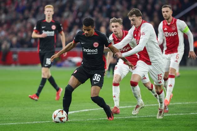 UEFA Europa League - Ajax Amsterdam - Eintracht Frankfurt am 06.03.2025 in der Johan Cruijff ArenA in Amsterdam Ansgar Knauff (Frankfurt 36) gegen Youri Baas (Ajax 15)