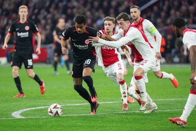 UEFA Europa League - Ajax Amsterdam - Eintracht Frankfurt am 06.03.2025 in der Johan Cruijff ArenA in Amsterdam Ansgar Knauff (Frankfurt 36) gegen Youri Baas (Ajax 15)