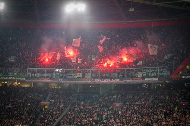 Fussball UEFA Europa League 2024 2025, Achtelfinale - Ajax Amsterdam vs. Eintracht Frankfurt - Johan Cruijff ArenA (Amsterdam, Niederlande): Bengal Fackeln im Frankfurter Gästeblock Copyright: xJOERANxSTEINSIEKx