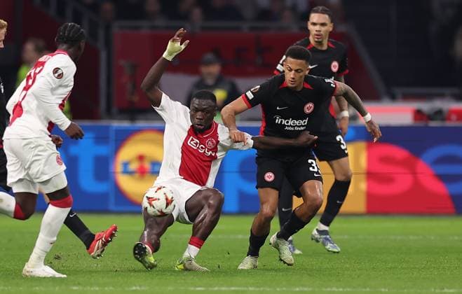 06.03.2025, Fussball UEFA Europa League, AFC Ajax Amsterdam - Eintracht Frankfurt, emonline, emspor, v.l., Brian Brobbey (Ajax Amsterdam), Tuta Lucas Silva Melo (Eintracht Frankfurt) DFL DFB REGULATIONS PROHIBIT ANY USE OF PHOTOGRAPHS AS IMAGE SEQUENCES AND OR QUASI-VIDEO. xdcx Copyright: HMBxMedia Claus