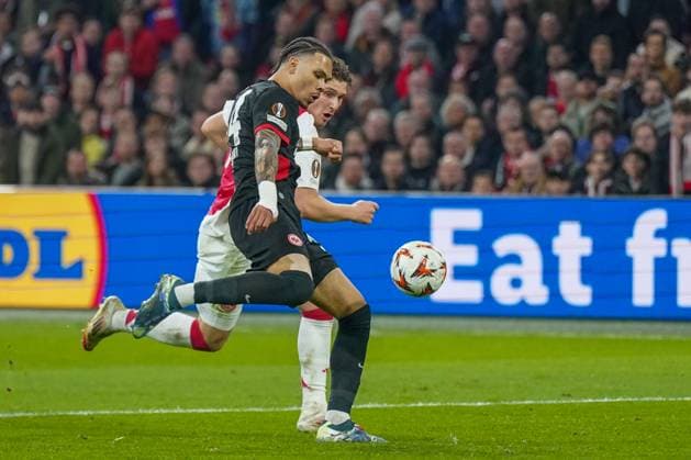 Fussball UEFA Europa League 2024 2025, Achtelfinale - Ajax Amsterdam vs. Eintracht Frankfurt - Johan Cruijff ArenA (Amsterdam, Niederlande): Nnamdi Collins (Eintracht Frankfurt, 34) und Mika Godts (Ajax Amsterdam, 11) Copyright: xJOERANxSTEINSIEKx