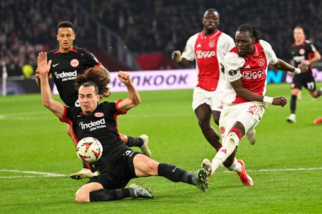 Amsterdam, Johan Cruijff Arena, 06.03.25, NLD, Herren, UEFA Europa League, Saison 2024-2025, Ajax Amsterdam - Eintracht Frankfurt Bild: v.li. im Zweikampf Arthur THEATE (Frankfurt) und Brian BROBBEY (Ajax) UEFA regulations prohibit any use of photographs as image sequences and or quasi-video. Nordholland Niederlande