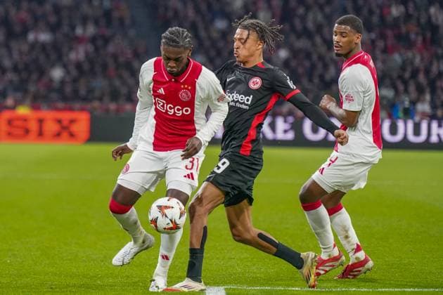 Fussball UEFA Europa League 2024 2025, Achtelfinale - Ajax Amsterdam vs. Eintracht Frankfurt - Johan Cruijff ArenA (Amsterdam, Niederlande): Jorthy Mokio (Ajax Amsterdam, 31) am Ball mit Jean-Matteo Bahoya (Eintracht Frankfurt, 19) Copyright: xJOERANxSTEINSIEKx