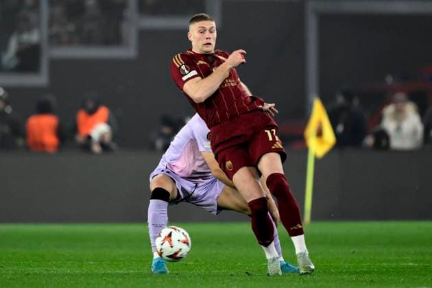 Artem Dovbyk of AS Roma in action during the Europa League round of 16 football match between AS Roma and Athletic Club Bilbao at Olimpico stadium in Rome (Italy), March 6, 2025. AndreaxStaccioli
