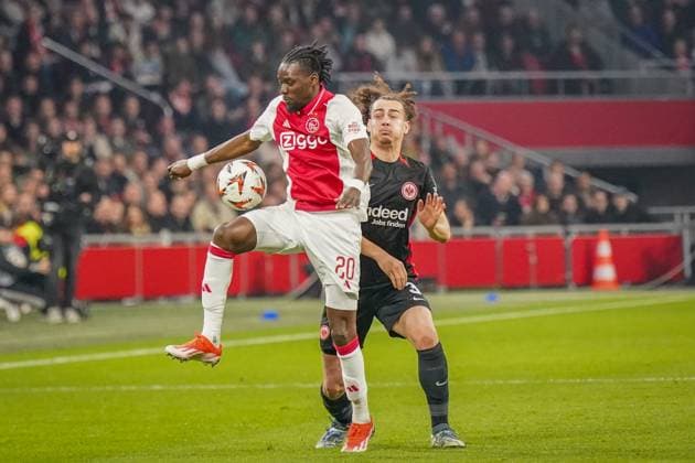 Fussball UEFA Europa League 2024 2025, Achtelfinale - Ajax Amsterdam vs. Eintracht Frankfurt - Johan Cruijff ArenA (Amsterdam, Niederlande): Bertrand TraorÃ Traore (Ajax Amsterdam, 20) mit Arthur Theate (Eintracht Frankfurt, 3) Copyright: xJOERANxSTEINSIEKx