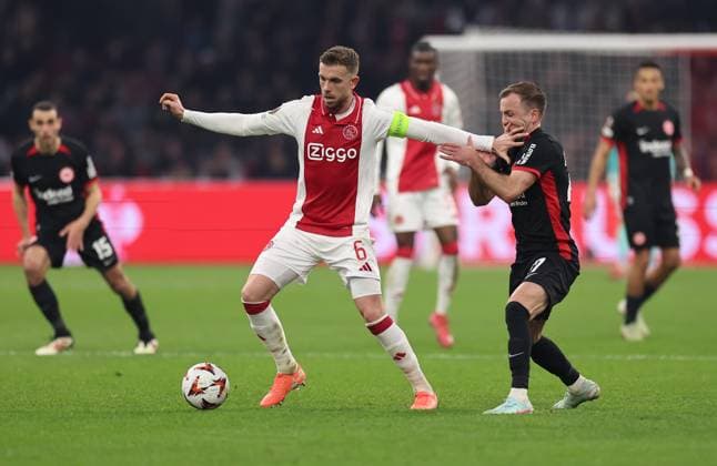 06.03.2025, Fussball UEFA Europa League, AFC Ajax Amsterdam - Eintracht Frankfurt, emonline, emspor, v.l., Jordan Henderson (Ajax Amsterdam), Mario Götze (Eintracht Frankfurt) DFL DFB REGULATIONS PROHIBIT ANY USE OF PHOTOGRAPHS AS IMAGE SEQUENCES AND OR QUASI-VIDEO. xdcx Copyright: HMBxMedia Claus