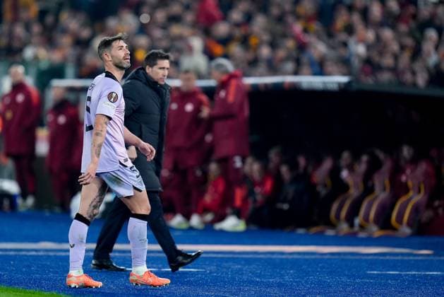 AS Roma v Athletic Club - UEFA Europa League 2024 25 Round of 16 First Leg Yeray Alvarez of Athletic Club leaves the pitch receiving a red card during the UEFA Europa League 2024 25 Round of 16 First Leg match between AS Roma and Athletic Club at Stadio Olimpico on March 6, 2025 in Rome, Italy. Rome Stadio Olimpico Rome Italy Copyright: xGiuseppexMaffiax UEL_Roma-AthleticClub_060325_BRU1681