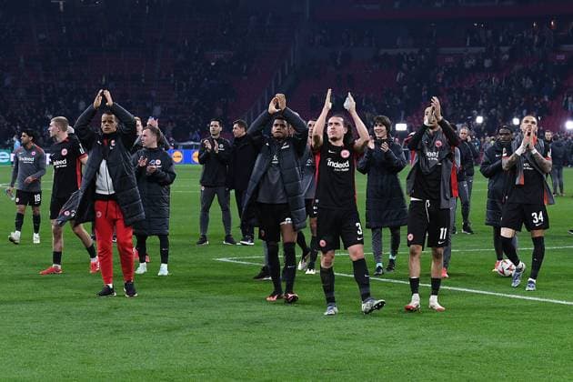 Fußball UEFA Europa League Achtelfinale Ajax Amsterdam - Eintracht Frankfurt am 06.03.2025 in der Johan Cruijff ArenA in Amsterdam Frankfurter Spieler bedanken sich nach dem Spielende bei den mitgereisten Fans