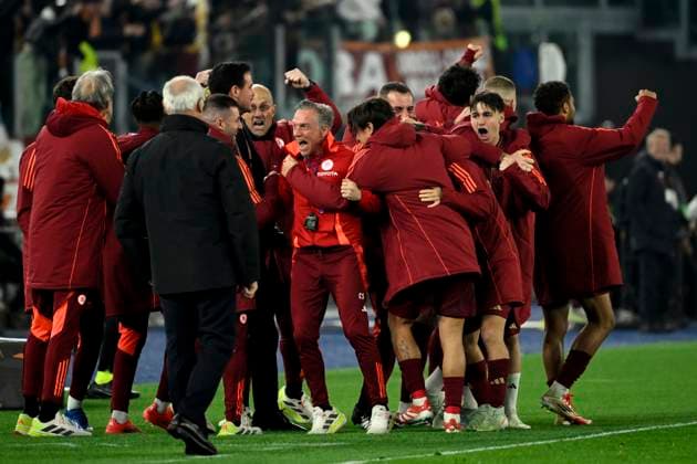 Claudio Ranieri, head coach of AS Roma, players and staff celebrate after Eldor Shomurodov of AS Roma (not pictured) scored the goal of 2-1 during the Europa League round of 16 football match between AS Roma and Athletic Club Bilbao at Olimpico stadium in Rome (Italy), March 6, 2025. AndreaxStaccioli