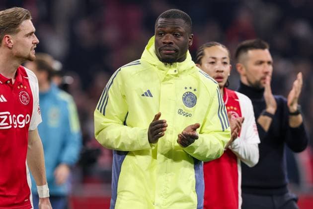 2025-03-06 AFC Ajax v Eintracht Frankfurt - UEFA Europa League 2024 25 Round of 16 First Leg AMSTERDAM, NETHERLANDS - MARCH 6: Brian Brobbey of AFC Ajax is thanking the fans for their support after losing the match during the UEFA Europa League 2024 25 Round of 16 First Leg match between AFC Ajax and Eintracht Frankfurt at Johan Cruijff ArenA on March 6, 2025 in Amsterdam, Netherlands. Amsterdam Johan Cruijff ArenA Netherlands Content not available for redistribution in The Netherlands directly or indirectly through any third parties. Copyright: xHansxvanxderxValkx