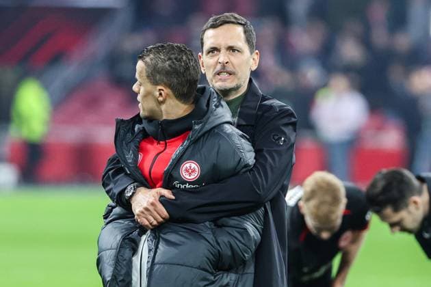 UEFA Europa League - Ajax Amsterdam - Eintracht Frankfurt am 06.03.2025 in der Johan Cruijff ArenA in Amsterdam Trainer Dino Toppmöller Toppmoeller Toppmoller (Frankfurt) und Timothy Chandler (Frankfurt 22) jubeln über den Sieg und freuen sich