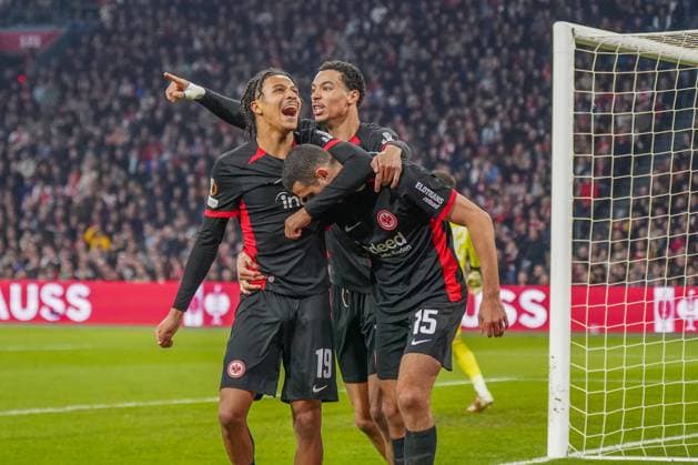 Fussball UEFA Europa League 2024 2025, Achtelfinale - Ajax Amsterdam vs. Eintracht Frankfurt - Johan Cruijff ArenA (Amsterdam, Niederlande): Tor und Torjubel zur 1:2 Führung durch Ellyes Skhiri (Eintracht Frankfurt, 15), Jubel und Freude mit Jean-Matteo Bahoya (Eintracht Frankfurt, 19) und Tuta (Eintracht Frankfurt, 35) Copyright: xJOERANxSTEINSIEKx