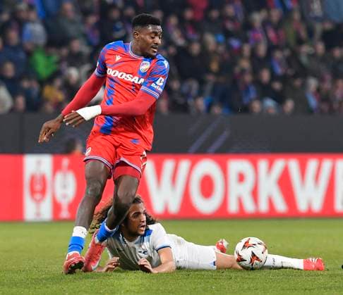 L-R Rafiu Durosinmi (Plzen) and Matteo Guendouzi (Lazio) in action during the UEFA Europa League, semi-finals opening match: FC Viktoria Plzen vs Lazio, in Pilsen, Czech Republic, on March 6, 2025. (CTKxPhoto MiroslavxChaloupka) CTKPhotoP2025030610641  CTKPhotoP2025030610641