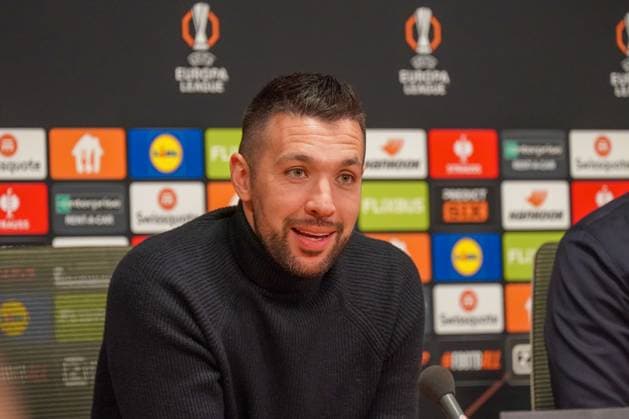 Fussball UEFA Europa League 2024 2025, Achtelfinale - Ajax Amsterdam vs. Eintracht Frankfurt - Johan Cruijff ArenA (Amsterdam, Niederlande): Francesco Farioli (Trainer, Ajax Amsterdam) in der Pressekonferenz Copyright: xJOERANxSTEINSIEKx