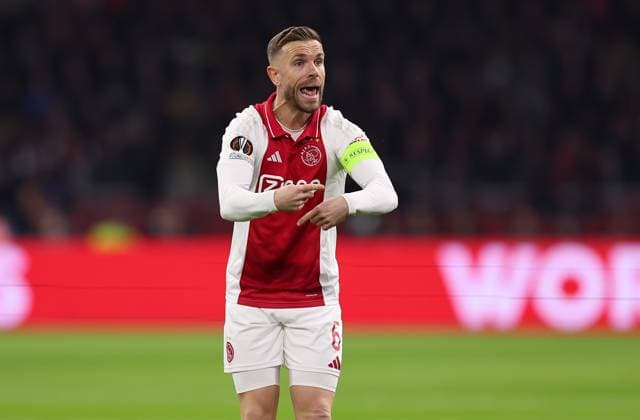 06.03.2025, Fussball UEFA Europa League, AFC Ajax Amsterdam - Eintracht Frankfurt, emonline, emspor, v.l., Jordan Henderson (Ajax Amsterdam) gibt Anweisungen, gestikuliert, mit den Armen gestikulieren gives instructions, gesticulate DFL DFB REGULATIONS PROHIBIT ANY USE OF PHOTOGRAPHS AS IMAGE SEQUENCES AND OR QUASI-VIDEO. xdcx Copyright: HMBxMedia Claus