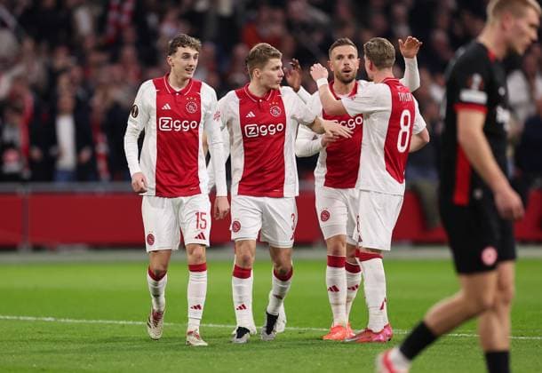 06.03.2025, Fussball UEFA Europa League, AFC Ajax Amsterdam - Eintracht Frankfurt, emonline, emspor, v.l., Youri Baas (Ajax Amsterdam), Anton Gaaei (Ajax Amsterdam), Jordan Henderson (Ajax Amsterdam), Kenneth Taylor (Ajax Amsterdam) jubelnd bejubelt jubelt jubeln über das 1:0 durch Brian Brobbey (Ajax Amsterdam) DFL DFB REGULATIONS PROHIBIT ANY USE OF PHOTOGRAPHS AS IMAGE SEQUENCES AND OR QUASI-VIDEO. xdcx Copyright: HMBxMedia Claus