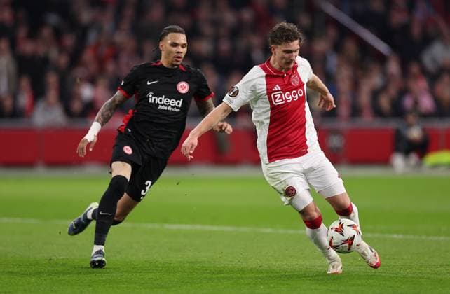 06.03.2025, Fussball UEFA Europa League, AFC Ajax Amsterdam - Eintracht Frankfurt, emonline, emspor, v.l., Pharell Nnamdi Collins (Eintracht Frankfurt), Mika Godts (Ajax Amsterdam) DFL DFB REGULATIONS PROHIBIT ANY USE OF PHOTOGRAPHS AS IMAGE SEQUENCES AND OR QUASI-VIDEO. xdcx Copyright: HMBxMedia Claus
