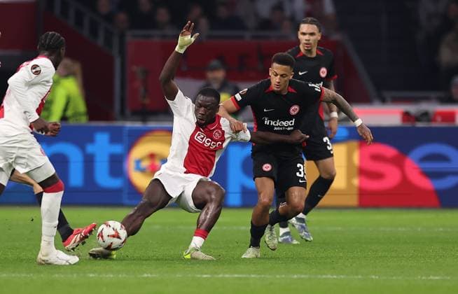 06.03.2025, Fussball UEFA Europa League, AFC Ajax Amsterdam - Eintracht Frankfurt, emonline, emspor, v.l., Brian Brobbey (Ajax Amsterdam), Tuta Lucas Silva Melo (Eintracht Frankfurt) DFL DFB REGULATIONS PROHIBIT ANY USE OF PHOTOGRAPHS AS IMAGE SEQUENCES AND OR QUASI-VIDEO. xdcx Copyright: HMBxMedia Claus