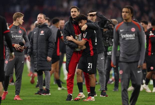06.03.2025, Fussball UEFA Europa League, AFC Ajax Amsterdam - Eintracht Frankfurt, emonline, emspor, v.l., Torwart Jens Grahl (Eintracht Frankfurt), Nathaniel Brown (Eintracht Frankfurt) DFL DFB REGULATIONS PROHIBIT ANY USE OF PHOTOGRAPHS AS IMAGE SEQUENCES AND OR QUASI-VIDEO. xdcx Copyright: HMBxMedia Claus