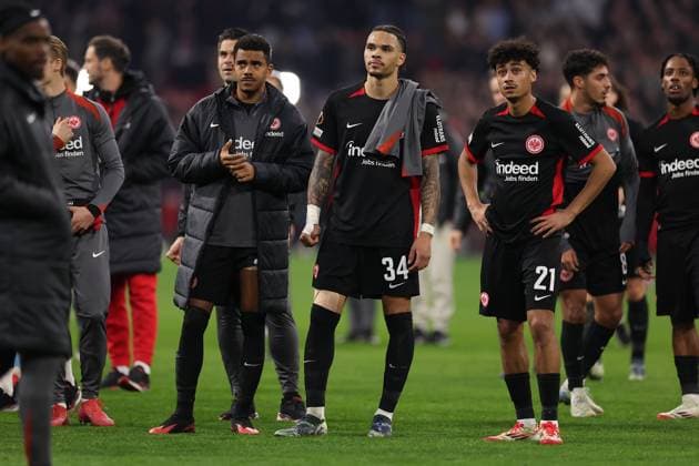 06.03.2025, Fussball UEFA Europa League, AFC Ajax Amsterdam - Eintracht Frankfurt, emonline, emspor, v.l., Ansgar Knauff (Eintracht Frankfurt), Pharell Nnamdi Collins (Eintracht Frankfurt), Nathaniel Brown (Eintracht Frankfurt) enttaeuscht, enttaeuscht schauend, dissapointed, traurig, frustiert, frust, gefrustet DFL DFB REGULATIONS PROHIBIT ANY USE OF PHOTOGRAPHS AS IMAGE SEQUENCES AND OR QUASI-VIDEO. xdcx Copyright: HMBxMedia Claus