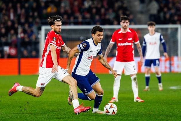 AZ Alkmaar player Denso Kasius, Tottenham Hotspur player Brennan Johnson during the match AZ - Tottenham at the AFAS stadium for the UEFA Europa League - Round of 16 - 1st leg season 2024-2025 in ALKMAAR, Netherlands on 6 march 2025, (photo by Jules van Iperen EYE4images DeFodi Images)