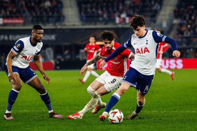 AZ Alkmaar forwarder Troy Parrot, Tottenham Hotspur player Archie Gray (right) during the match AZ - Tottenham at the AFAS stadium for the UEFA Europa League - Round of 16 - 1st leg season 2024-2025 in ALKMAAR, Netherlands on 6 march 2025, (photo by Jules van Iperen EYE4images DeFodi Images)