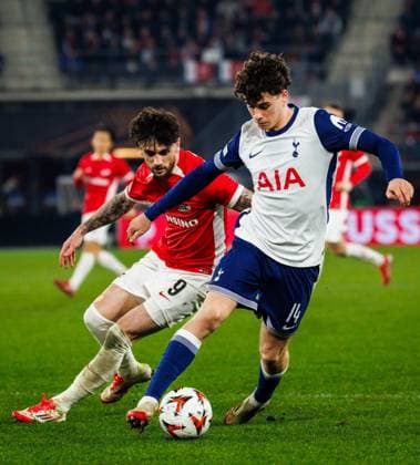 AZ Alkmaar forwarder Troy Parrot, Tottenham Hotspur player Archie Gray during the match AZ - Tottenham at the AFAS stadium for the UEFA Europa League - Round of 16 - 1st leg season 2024-2025 in ALKMAAR, Netherlands on 6 march 2025, (photo by Jules van Iperen EYE4images DeFodi Images)
