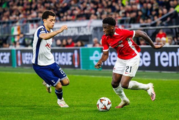 Tottenham Hotspur player Brennan Johnson, AZ Alkmaar forwarder Ernest Poku during the match AZ - Tottenham at the AFAS stadium for the UEFA Europa League - Round of 16 - 1st leg season 2024-2025 in ALKMAAR, Netherlands on 6 march 2025, (photo by Jules van Iperen EYE4images DeFodi Images)