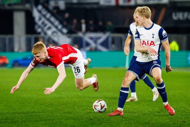 AZ Alkmaar midfielder Kees Smit, Tottenham Hotspur player Lucas Bergvall during the match AZ - Tottenham at the AFAS stadium for the UEFA Europa League - Round of 16 - 1st leg season 2024-2025 in ALKMAAR, Netherlands on 6 march 2025, (photo by Jules van Iperen EYE4images DeFodi Images)