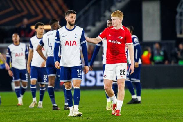 Tottenham Hotspur player Rodrigo Bentancur, with AZ Alkmaar midfielder Kees Smit after the match AZ - Tottenham at the AFAS stadium for the UEFA Europa League - Round of 16 - 1st leg season 2024-2025 in ALKMAAR, Netherlands on 6 march 2025, (photo by Jules van Iperen EYE4images DeFodi Images)