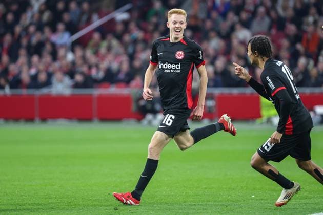 UEFA Europa League - Ajax Amsterdam - Eintracht Frankfurt am 06.03.2025 in der Johan Cruijff ArenA in Amsterdam Jubel, Torjubel, Torschuetze, Torschütze Hugo Larsson (Frankfurt 16) jubelt nach seinem Tor zum 1 zu 1 mit Jean Matteo Bahoya (Frankfurt 19)
