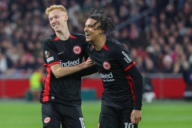 UEFA Europa League - Ajax Amsterdam - Eintracht Frankfurt am 06.03.2025 in der Johan Cruijff ArenA in Amsterdam Jubel, Torjubel, Torschuetze, Torschütze Hugo Larsson (Frankfurt 16) jubelt nach seinem Tor zum 1 zu 1 mit Jean Matteo Bahoya (Frankfurt 19)