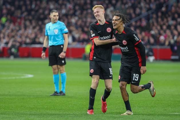 UEFA Europa League - Ajax Amsterdam - Eintracht Frankfurt am 06.03.2025 in der Johan Cruijff ArenA in Amsterdam Jubel, Torjubel, Torschuetze, Torschütze Hugo Larsson (Frankfurt 16) jubelt nach seinem Tor zum 1 zu 1 mit Jean Matteo Bahoya (Frankfurt 19)