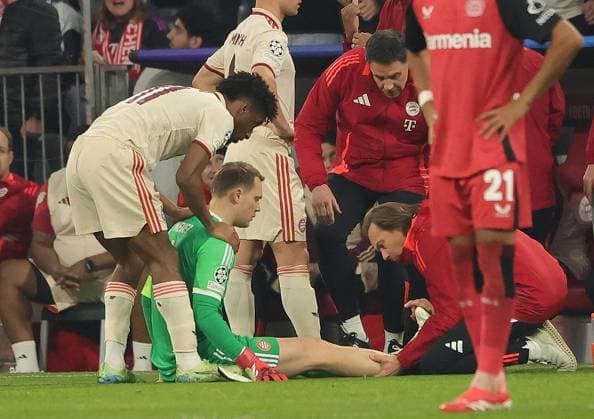 05.03.2025, Champions League, FC Bayern Muenchen vs Leverkusen, Allianz Arena Muenchen, im Bild: Manuel Neuer (FC Bayern Muenchen) ist verletzt, Kingsley Coman (FC Bayern Muenchen) kommt auf seine Seite