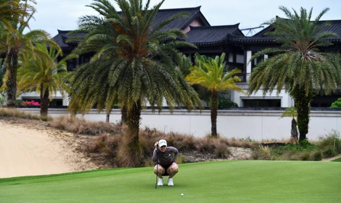 (250307) -- LINGSHUI, March 7, 2025 -- Cassie Porter of Australia lines up a putt during the second round of the Blue Bay LPGA, Golf Damen golf tournament in Lingshui, south China s Hainan Province, March 7, 2025. ) (SP)CHINA-LINGSHUI-GOLF-BLUE BAY LPGA (CN) YangxGuanyu 
