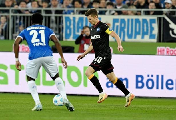 07.03.2025, xfux, Fussball 2.Bundesliga, SV Darmstadt 98 - Karlsruher SC v.l. Merveille Papela (SV Darmstadt 98), Marvin Wanitzek (Karlsruher SC, KSC) (DFL DFB REGULATIONS PROHIBIT ANY USE OF PHOTOGRAPHS as IMAGE SEQUENCES and or QUASI-VIDEO. Eine Lizenzierung dieses Bildes an und oder durch den SV Darmstadt 1898 e.V. sowie Tochterunternehmen ist nicht gestattet. No release of or sale to SV Darmstadt 1898 e.V.) Darmstadt