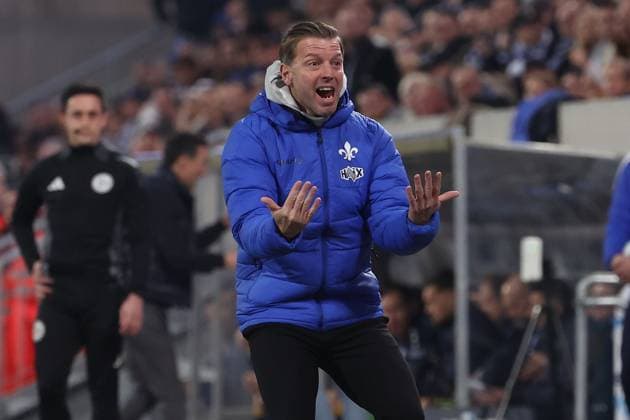 2025.03.07 xJFx 2.Bundesliga SV Darmstadt 98 - Karlsruher SC v.l., head coach, Trainer Florian Kohfeldt (SV Darmstadt 98) gibt Anweisungen, gestikuliert, mit den Armen gestikulieren gives instructions, gesticulate. (DFL DFB REGULATIONS PROHIBIT ANY USE OF PHOTOGRAPHS as IMAGE SEQUENCES and or QUASI-VIDEO)