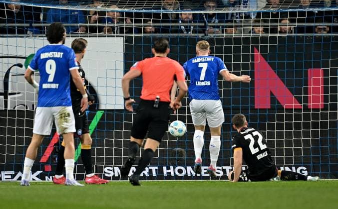 07.03.2025, xfux, Fussball 2.Bundesliga, SV Darmstadt 98 - Karlsruher SC v.l. Torschuetze Torschütze Isac Lidberg (SV Darmstadt 98), Christoph Kobald (Karlsruher SC, KSC) zautz Goal scored, Tor zum 1:0 (DFL DFB REGULATIONS PROHIBIT ANY USE OF PHOTOGRAPHS as IMAGE SEQUENCES and or QUASI-VIDEO. Eine Lizenzierung dieses Bildes an und oder durch den SV Darmstadt 1898 e.V. sowie Tochterunternehmen ist nicht gestattet. No release of or sale to SV Darmstadt 1898 e.V.) Darmstadt
