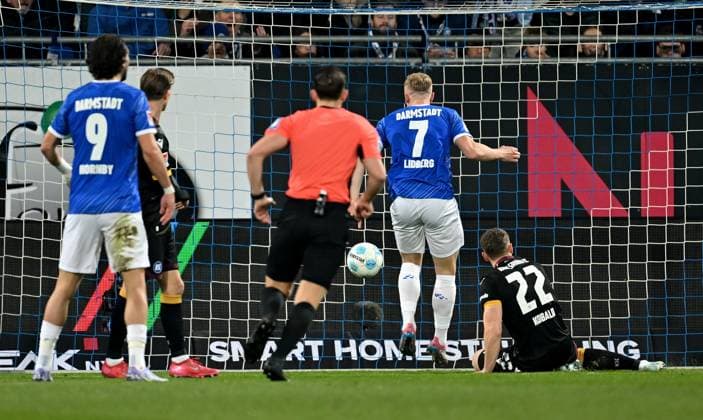 07.03.2025, xfux, Fussball 2.Bundesliga, SV Darmstadt 98 - Karlsruher SC v.l. Torschuetze Torschütze Isac Lidberg (SV Darmstadt 98), Christoph Kobald (Karlsruher SC, KSC) zautz Goal scored, Tor zum 1:0 (DFL DFB REGULATIONS PROHIBIT ANY USE OF PHOTOGRAPHS as IMAGE SEQUENCES and or QUASI-VIDEO. Eine Lizenzierung dieses Bildes an und oder durch den SV Darmstadt 1898 e.V. sowie Tochterunternehmen ist nicht gestattet. No release of or sale to SV Darmstadt 1898 e.V.) Darmstadt