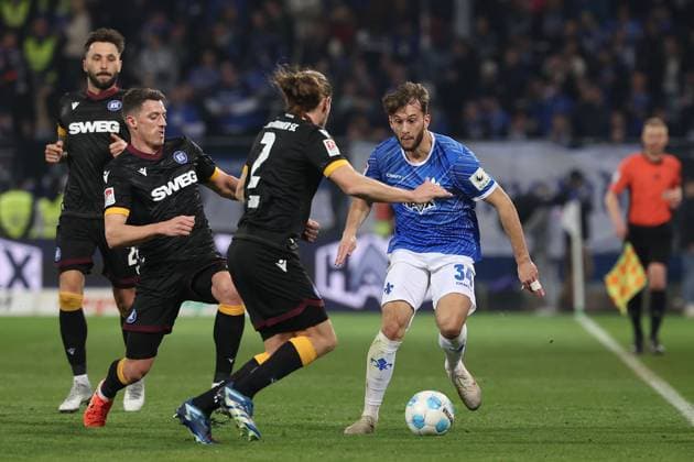 2025.03.07 xJFx 2.Bundesliga SV Darmstadt 98 - Karlsruher SC v.l., Nicolai Rapp (Karlsruher SC), Sebastian Jung (Karlsruher SC), Kilian Julian Corredor (SV Darmstadt 98) Zweikampf, Action, Aktion, Battles for the Ball (DFL DFB REGULATIONS PROHIBIT ANY USE OF PHOTOGRAPHS as IMAGE SEQUENCES and or QUASI-VIDEO)