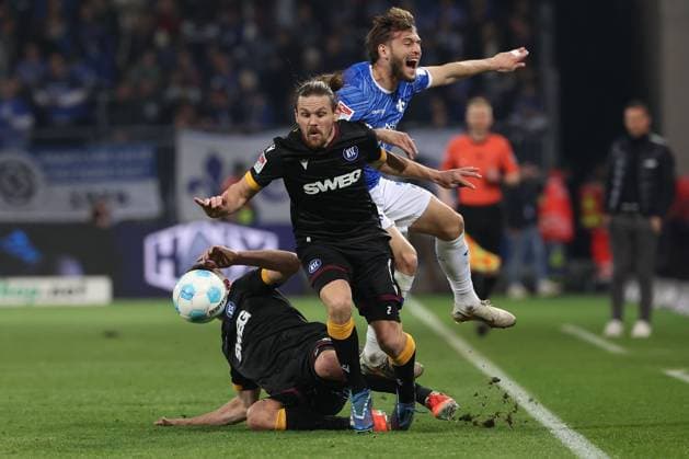 2025.03.07 xJFx 2.Bundesliga SV Darmstadt 98 - Karlsruher SC v.l., Nicolai Rapp (Karlsruher SC), Sebastian Jung (Karlsruher SC), Kilian Julian Corredor (SV Darmstadt 98) Zweikampf, Action, Aktion, Battles for the Ball (DFL DFB REGULATIONS PROHIBIT ANY USE OF PHOTOGRAPHS as IMAGE SEQUENCES and or QUASI-VIDEO)