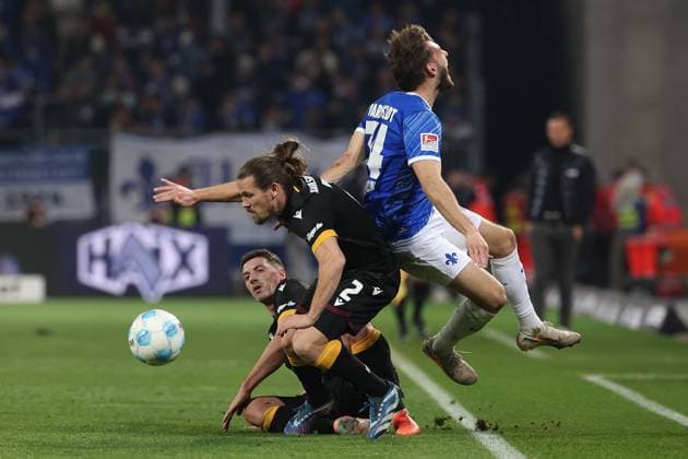 2025.03.07 xJFx 2.Bundesliga SV Darmstadt 98 - Karlsruher SC v.l., Nicolai Rapp (Karlsruher SC), Sebastian Jung (Karlsruher SC), Kilian Julian Corredor (SV Darmstadt 98) Zweikampf, Action, Aktion, Battles for the Ball (DFL DFB REGULATIONS PROHIBIT ANY USE OF PHOTOGRAPHS as IMAGE SEQUENCES and or QUASI-VIDEO)