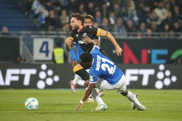 Darmstadt, Deutschland 07. März 2025: 2. Liga - 2024 2025 - SV Darmstadt 98 vs. Karlsruher SC Im Bild: v. li. im Zweikampf Fabian Schleusener (Karlsruher SC, 24), Merveille Papela (Darmstadt, 21), DFL regulations prohibit any use of photographs as image sequences and or quasi-video Merck-Stadion am Böllenfalltor Hessen