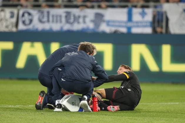 Darmstadt, Deutschland 07. März 2025: 2. Liga - 2024 2025 - SV Darmstadt 98 vs. Karlsruher SC Im Bild: Dzenis Burnic (Karlsruher SC, 7) muss auf dem Platz behandelt werden. DFL regulations prohibit any use of photographs as image sequences and or quasi-video Merck-Stadion am Böllenfalltor Hessen
