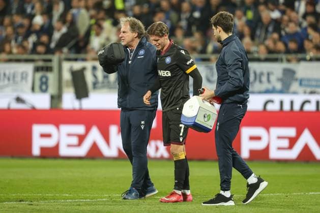 Darmstadt, Deutschland 07. März 2025: 2. Liga - 2024 2025 - SV Darmstadt 98 vs. Karlsruher SC Im Bild: Dzenis Burnic (Karlsruher SC, 7) muss verletzt vom Platz, DFL regulations prohibit any use of photographs as image sequences and or quasi-video Merck-Stadion am Böllenfalltor Hessen