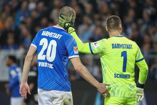 Darmstadt, Deutschland 07. März 2025: 2. Liga - 2024 2025 - SV Darmstadt 98 vs. Karlsruher SC Im Bild: v.li. Aleksandar Vukotic (Darmstadt, 20), Torhüter Marcel Schuhen (Darmstadt, 1), DFL regulations prohibit any use of photographs as image sequences and or quasi-video Merck-Stadion am Böllenfalltor Hessen