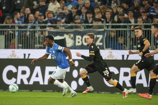Darmstadt, Deutschland 07. März 2025: 2. Liga - 2024 2025 - SV Darmstadt 98 vs. Karlsruher SC Im Bild: v. li. im Zweikampf Merveille Papela (Darmstadt, 21), David Herold (Karlsruher SC, 20), DFL regulations prohibit any use of photographs as image sequences and or quasi-video Merck-Stadion am Böllenfalltor Hessen