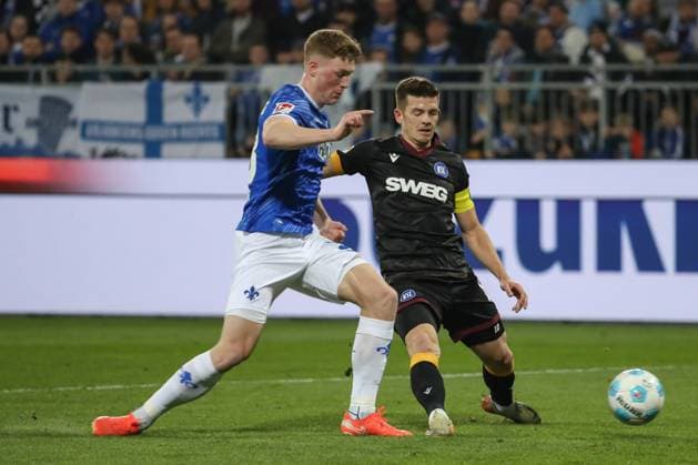 Darmstadt, Deutschland 07. März 2025: 2. Liga - 2024 2025 - SV Darmstadt 98 vs. Karlsruher SC Im Bild: v. li. im Zweikampf Clemens Riedel (Darmstadt, 38), Marvin Wanitzek (Karlsruher SC, 10), DFL regulations prohibit any use of photographs as image sequences and or quasi-video Merck-Stadion am Böllenfalltor Hessen